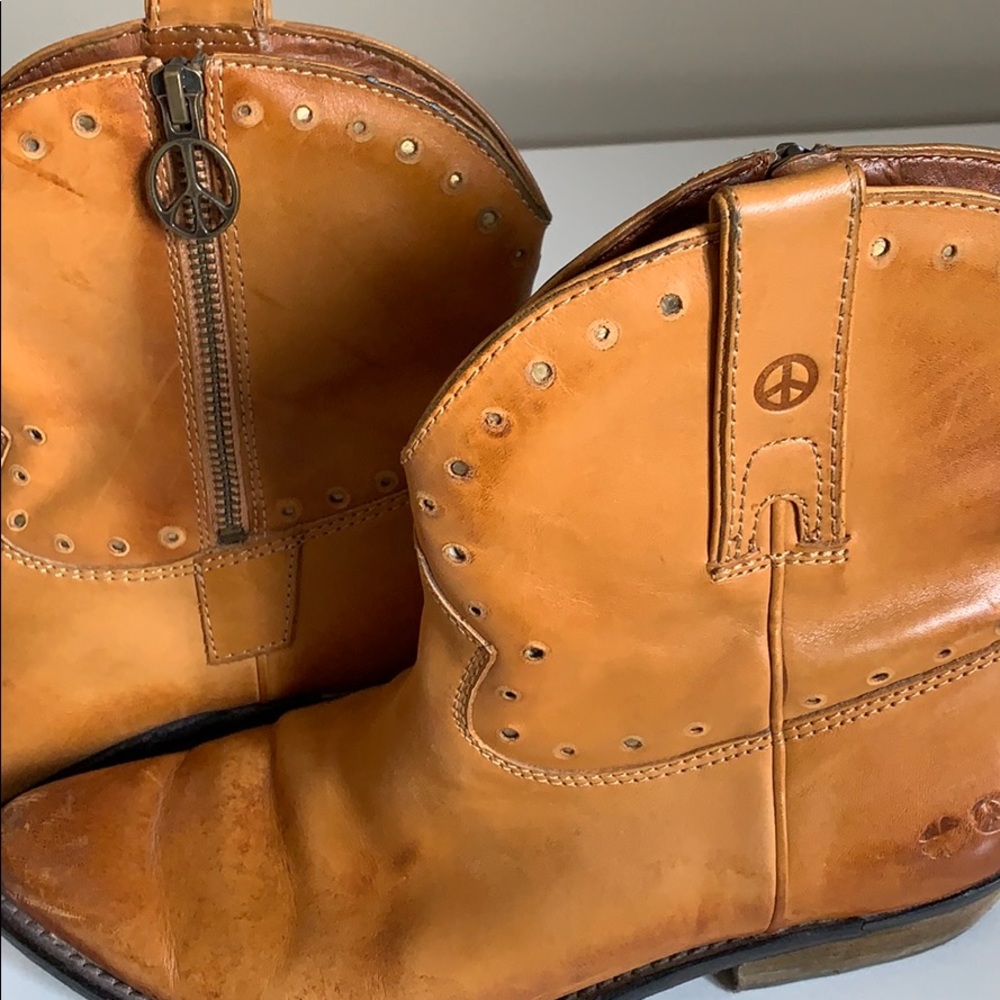 Shoes - Picture 6 of 7